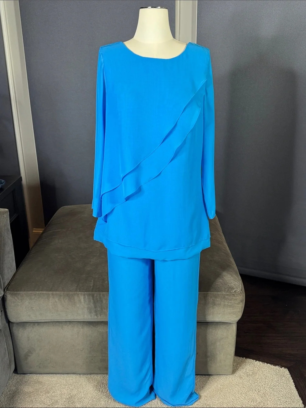 Woman’s Blue Two Piece Ruffled Blouse & Wide-Leg  Formal Pants Set Size 8 NWOT